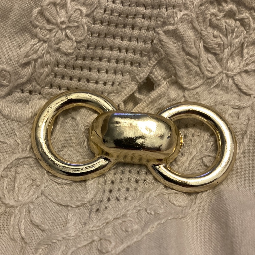Vintage 1960s Gold toned horselink brooch simple estate sale costume jewelry